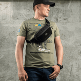 Mand iført M-Tac Tactical Waist Bag Gen.II Elite i sort, ideel til taktiske og hverdagsbrug, lavet af slidstærkt Cordura 1000D materiale.