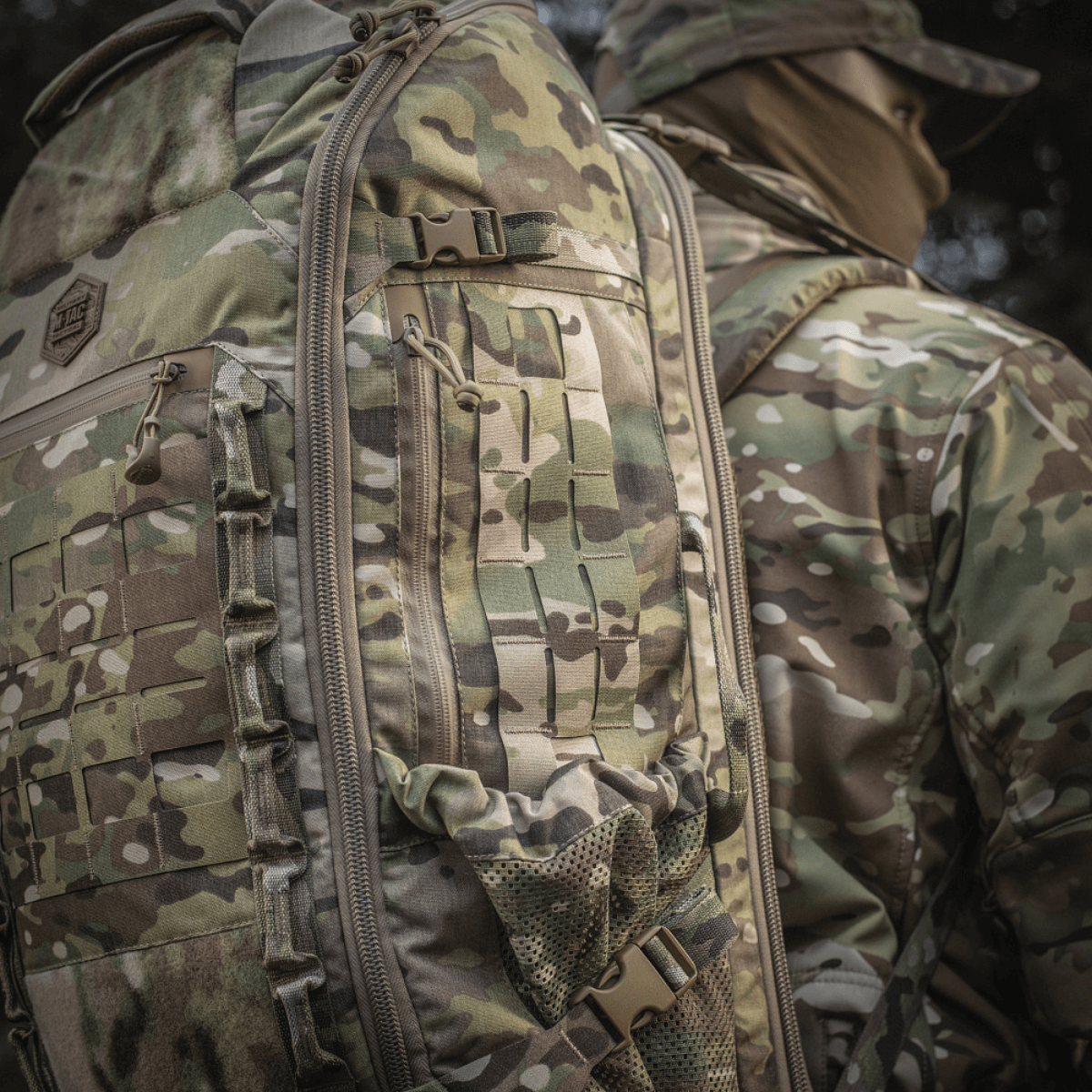 M-Tac Rygsæk Large Gen.III Elite i brug, camoufleret taktisk rygsæk med ergonomisk design, fremstillet af slidstærkt Cordura materiale.