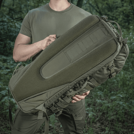 M-Tac Rygsæk Gen.II Elite Large i skovmiljø, ergonomisk designet til robust opbevaring, fremstillet af slidstærk Cordura.