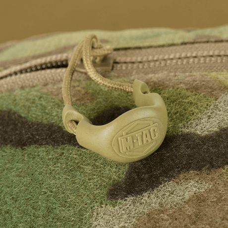 Nærbillede af M-Tac Bat Wing Bag Elite med camouflage print og robust lynlåsdetalje i slidstærkt Cordura 500 MS materiale.