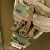 Nærbillede af M-Tac Bat Wing Bag Elite med camouflage og robuste spænder. Fremstillet i slidstærk Cordura 500 MS.