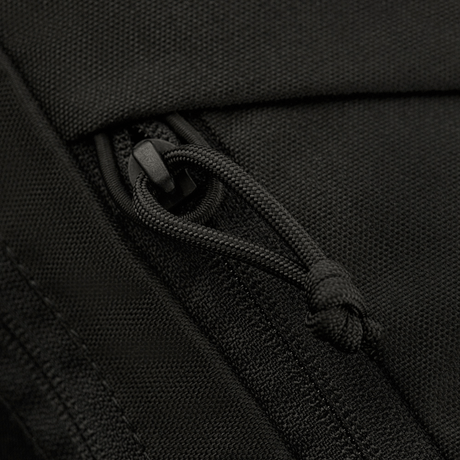 Nærbillede af lynlåsen på M-Tac Magnet XL Bag Elite, en praktisk skuldertaske med innovativ magnetlås og velcro-panel.