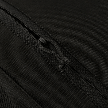 Nærbillede af M-Tac Magnet XL Bag Elite lynlåsdetalje i sort stof