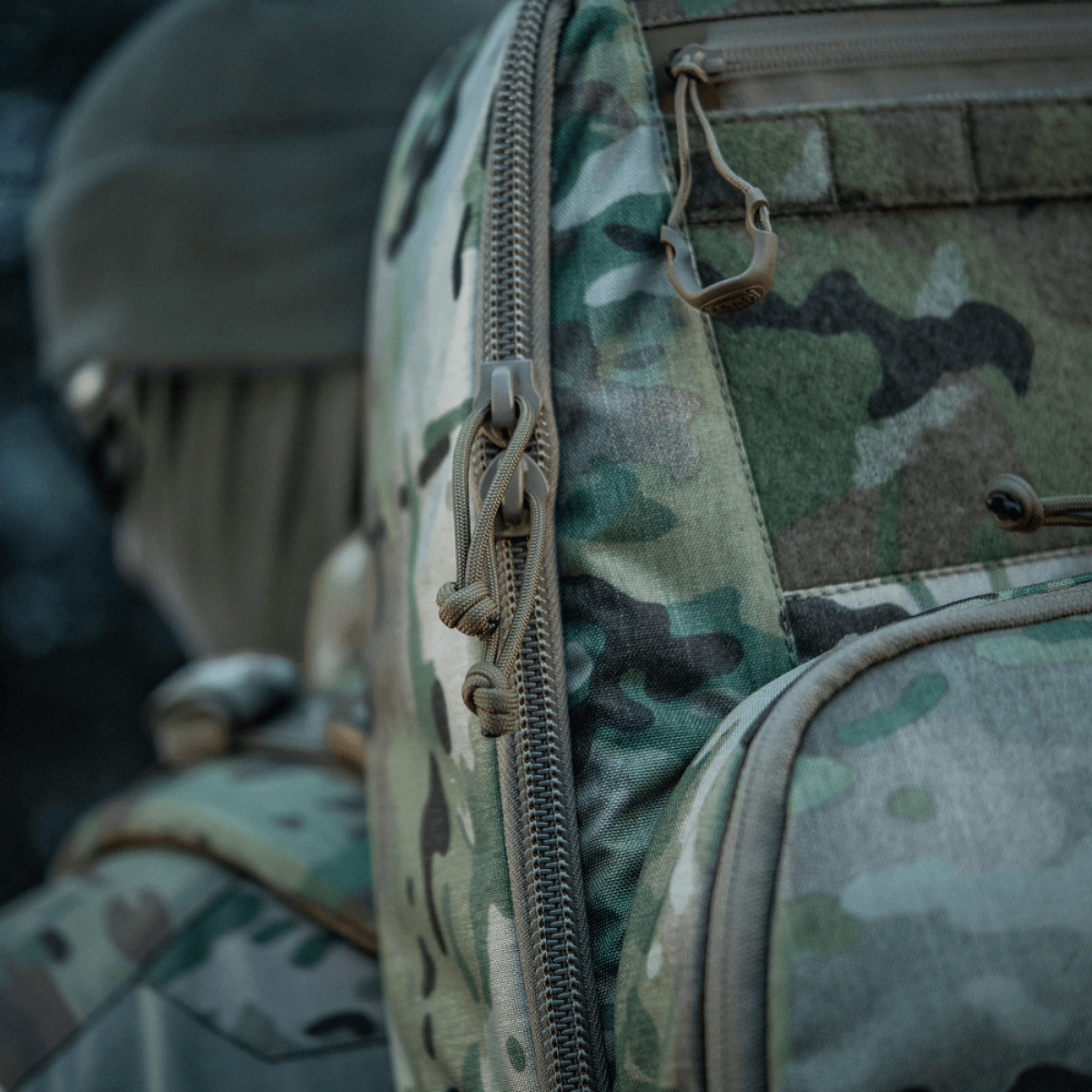 M-Tac Gun Backpack Case 125 cm Gen.II Elite i camouflage, robust Cordura med praktisk lynlåsdetalje, designet til våbenbeskyttelse.