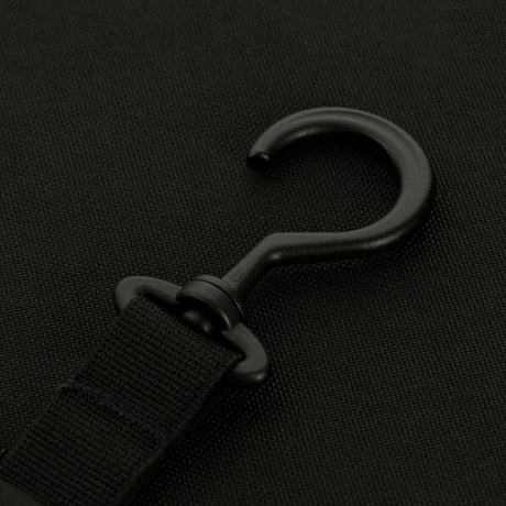 Sort krog på M-Tac Toilettaske Elite Gen.II i nærbillede, viser detaljeret design af hængemekanisme på toilettasken.