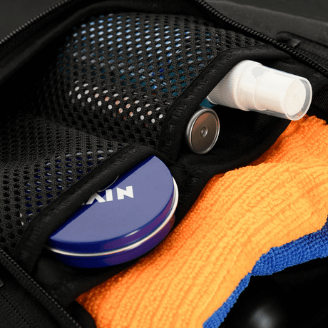 Nærbillede af M-Tac Toilettaske Elite Gen.II med opbevaring af plejeartikler som en beholder, creme og håndklæde.