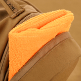 Nærbillede af M-Tac Toilettaske Elite Gen.II med en orange håndklæde i lommen, der fremhæver taskens praktiske design.