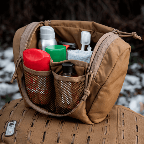 M-Tac Toilettaske Elite Gen.II med hygiejneartikler og rejsegear organiseret i et kompakt design.