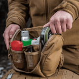 Person holder M-Tac Toilettaske Elite Gen.II fyldt med hygiejneartikler og småting