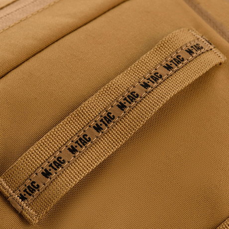 Nærbillede af M-Tac Toilettaske Elite Gen.II med brunt design og M-Tac logo på strop. Ideel til opbevaring af toiletartikler.