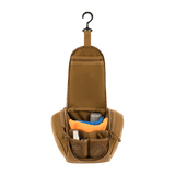 M-Tac Toilettaske Elite Gen.II med opbevaring til hygiejneartikler, inklusiv håndklæde, tandbørste og shampoo, rejsetaske i brun.