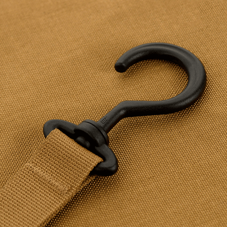 Krogdetalje af M-Tac Toilettaske Elite Gen.II, designet til praktisk opbevaring af rejsetilbehør og hygiejneartikler.