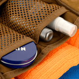 M-Tac Toilettaske Elite Gen.II med opbevaring af hygiejneartikler som tandbørste og lotion på en organiseret måde.