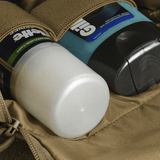 Nærbillede af M-Tac Toilettaske Elite Gen.II med hygiejneartikler som barberskum og shampoo opbevaret i separate lommer. Praktisk opbevaring.