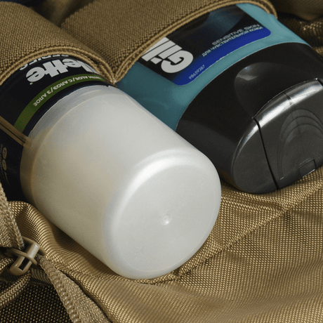 Nærbillede af M-Tac Toilettaske Elite Gen.II med hygiejneartikler som barberskum og shampoo opbevaret i separate lommer. Praktisk opbevaring.