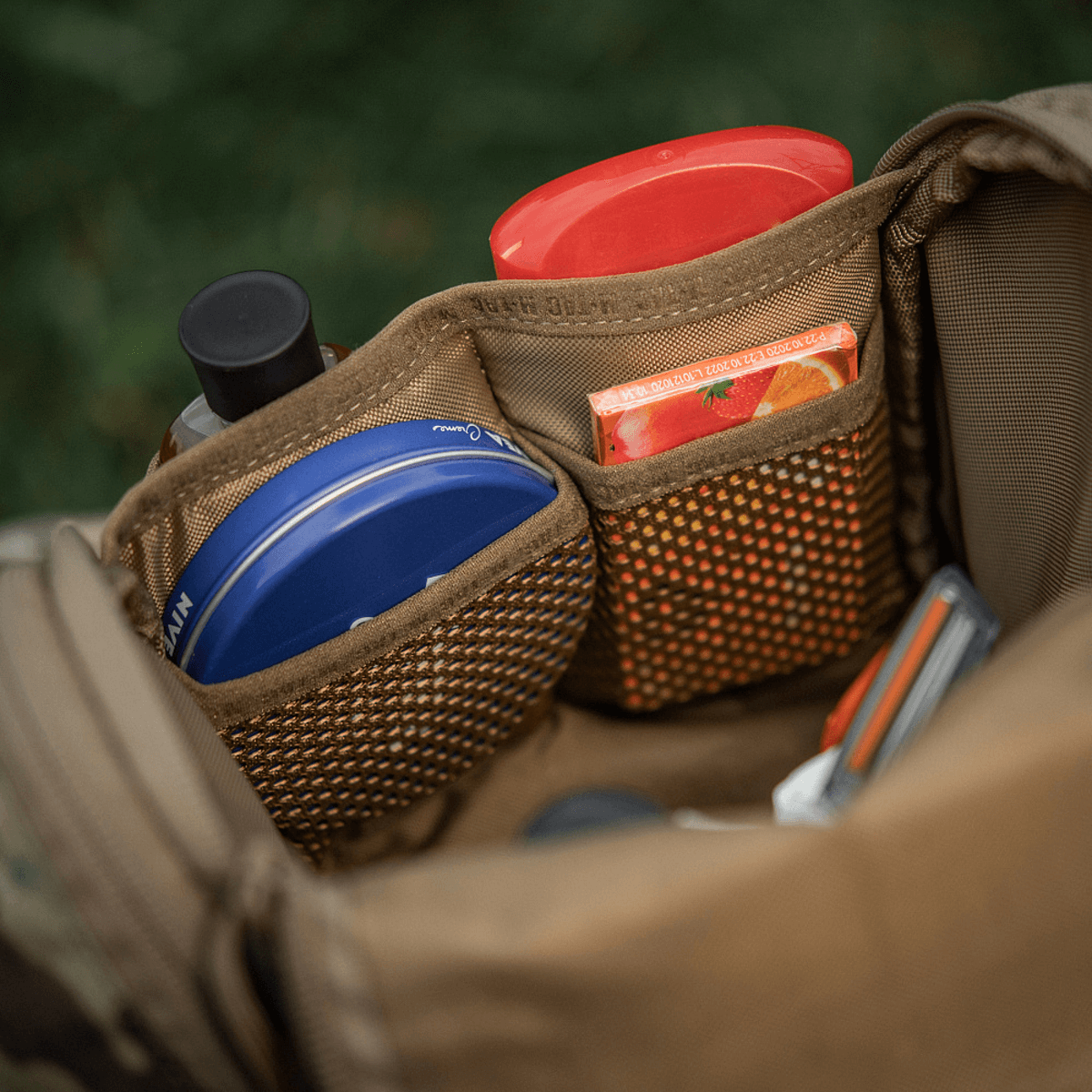 M-Tac Toilettaske Elite Gen.II organiserer hygiejneartikler som shampoo, tandpasta og barbermaskine i kompakt rejsetaske.