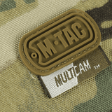 Nærbillede af M-TAC logo på M-Tac Toilettaske Elite Gen.II med MultiCam mønster.