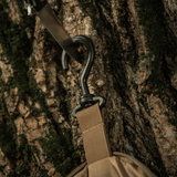 Krogdetalje på M-Tac Toilettaske Elite Gen.II, hængende på træ, ideel til opbevaring af hygiejneartikler på rejser.