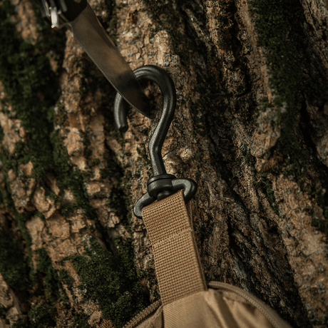 Krogdetalje på M-Tac Toilettaske Elite Gen.II, hængende på træ, ideel til opbevaring af hygiejneartikler på rejser.