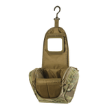 M-Tac Toilettaske Elite Gen.II i camouflage design, åben med kroge til ophæng, viser rummelige lommer til opbevaring af toiletartikler