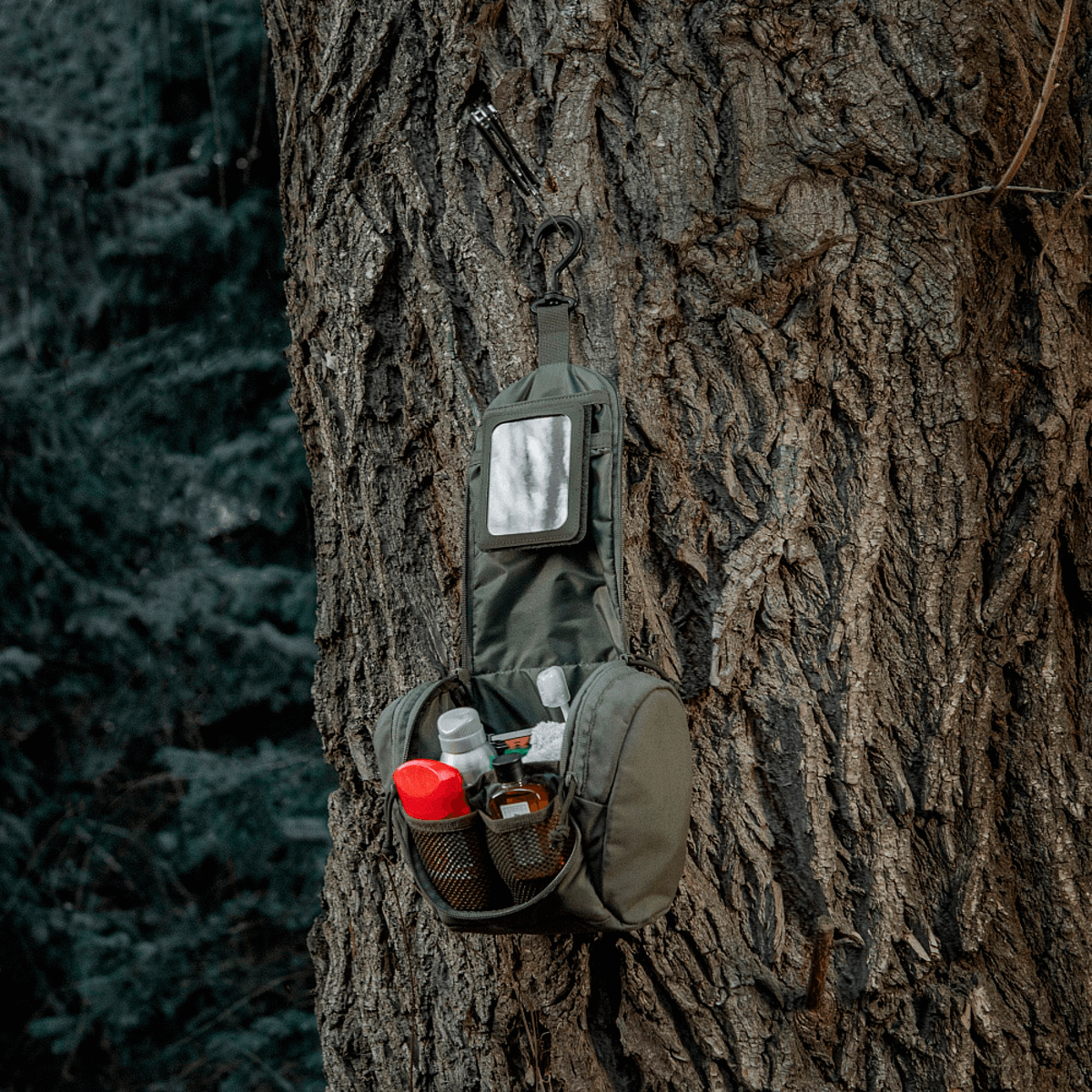 M-Tac Toilettaske Elite Gen.II hængt på et træ, rejsetaske til opbevaring af hygiejneartikler og småting, kompakt og organiseret design