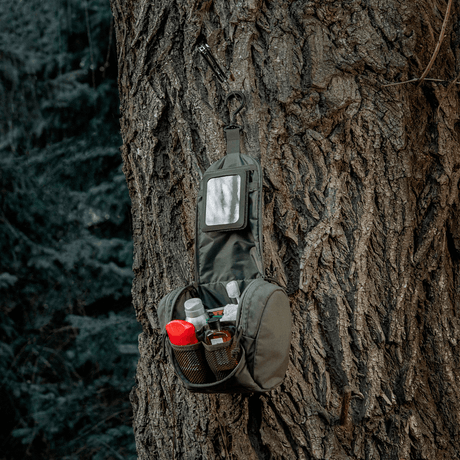 M-Tac Toilettaske Elite Gen.II hængt på et træ, rejsetaske til opbevaring af hygiejneartikler og småting, kompakt og organiseret design