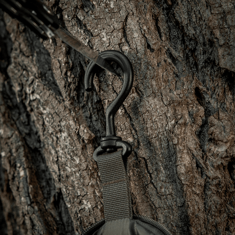 M-Tac Toilettaske Elite Gen.II hængende på træ, robust krog til praktisk opbevaring.