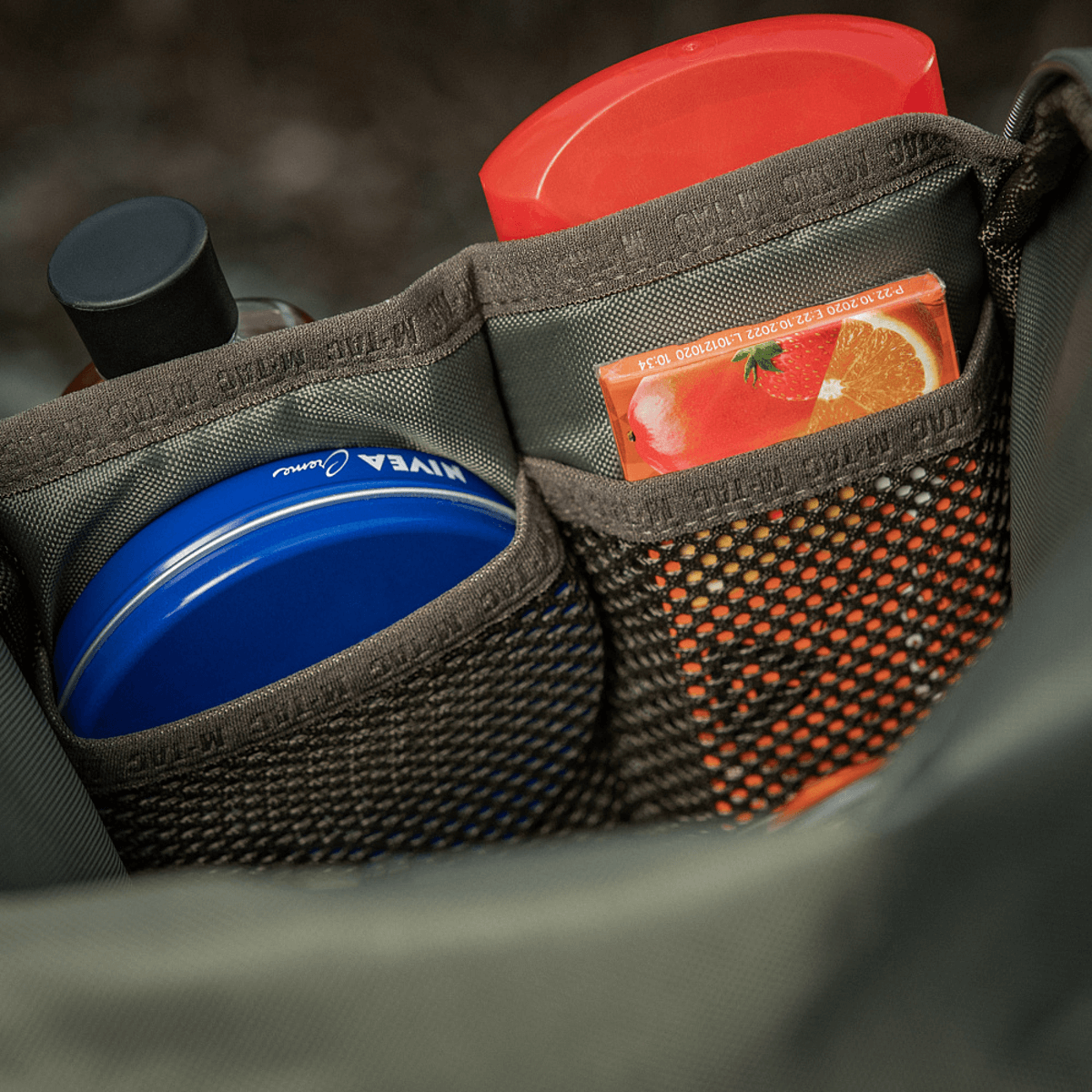 M-Tac Toilettaske Elite Gen.II med opbevaring af toiletting som barbermaskine, tandbørste og lotion, designet til praktisk rejsebrug.