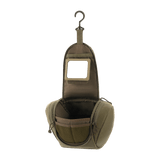 M-Tac Toilettaske Elite Gen.II i olivengrøn åben med krog og flere rum til hygiejneartikler, perfekt til organiseret rejseopbevaring.