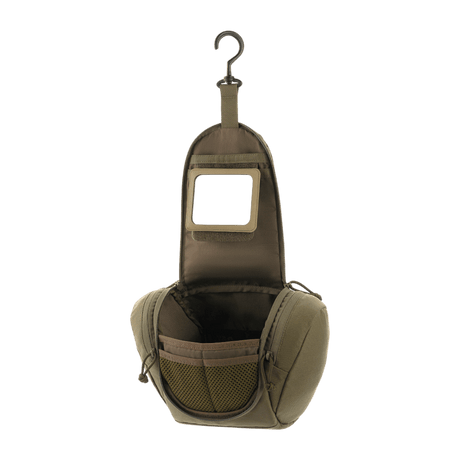 M-Tac Toilettaske Elite Gen.II i olivengrøn åben med krog og flere rum til hygiejneartikler, perfekt til organiseret rejseopbevaring.