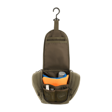 M-Tac Toilettaske Elite Gen.II med åbne lommer indeholdende toiletartikler, set forfra med krog til ophængning.