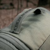 Nærbillede af M-Tac Toilettaske Elite Gen.II i en naturlig udendørs setting.