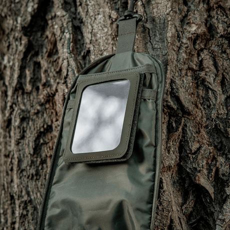 M-Tac Toilettaske Elite Gen.II hængende på træ, udendørs design til hygiejneartikler opbevaring.