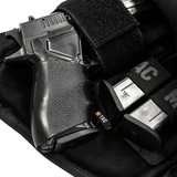 M-Tac Double Mag Pouch Hook Backed Magazine med en pistol og magasiner i et velcrofastgjort etui.