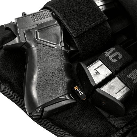 M-Tac Double Mag Pouch Hook Backed Magazine med en pistol og magasiner i et velcrofastgjort etui.