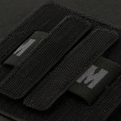 Nærbillede af M-Tac Double Mag Pouch Hook Backed Magazine med velcrolukning, ideel til opbevaring af to pistolmagasiner eller lignende genstande.