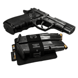 M-Tac Double Mag Pouch Hook Backed Magazine med to magasiner ved siden af en pistol på sort baggrund