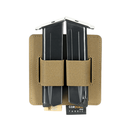 M-Tac Double Mag Pouch Hook Backed Magazine med to sorte magasiner i en brun holder med Velcro fastgørelse, set forfra.