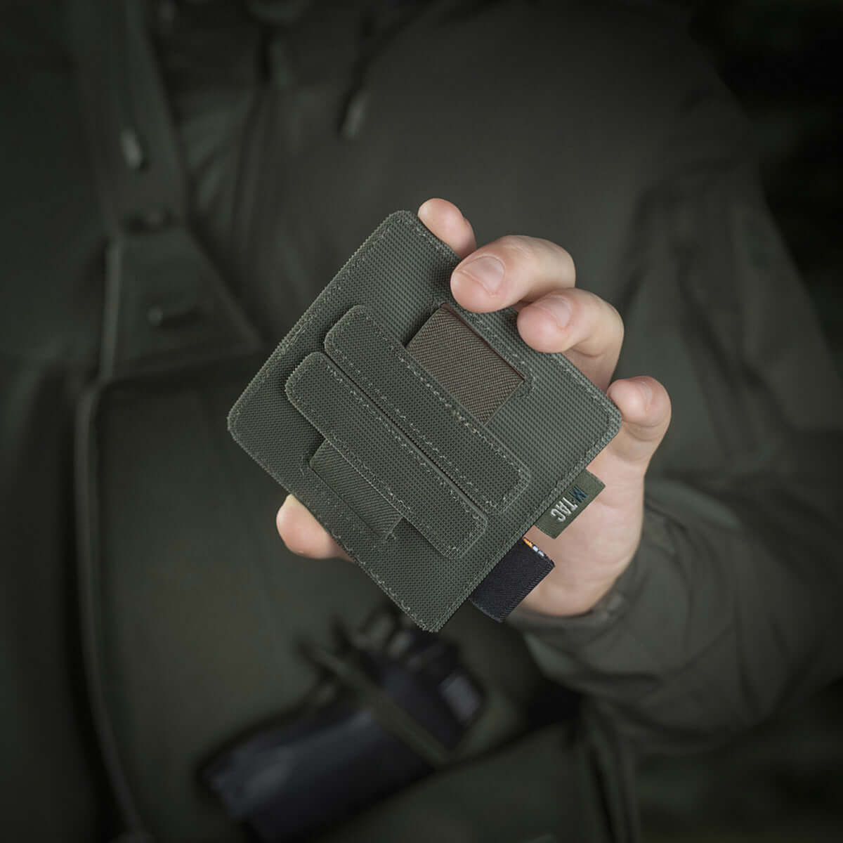 Person holder M-Tac Double Mag Pouch Hook Backed Magazine, perfekt til pistolmagasiner og multitools, fastgjort med Velcro.