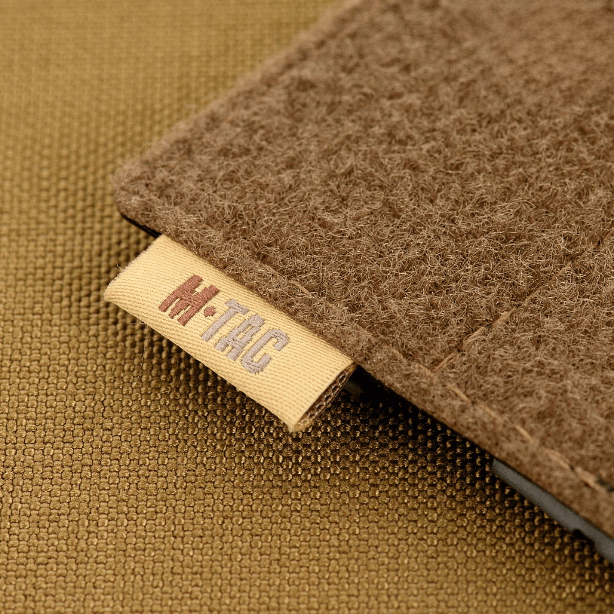 M-Tac Taktisk Morale Patch Display Board Hook og Loop Molle 120x85 med plastbase og MOLLE fastgørelse.