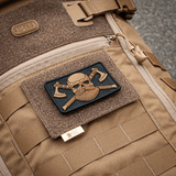 M-Tac Taktisk Morale Patch Display Board Hook og Loop Molle 120x85 monteret på rygsæk med plastbase til patcher
