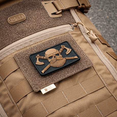 M-Tac Taktisk Morale Patch Display Board Hook og Loop Molle 120x85 monteret på rygsæk med plastbase til patcher