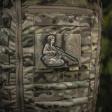 M-Tac Panel til Patches på MOLLE 120x85 fastgjort på camouflageret rygsæk med patches