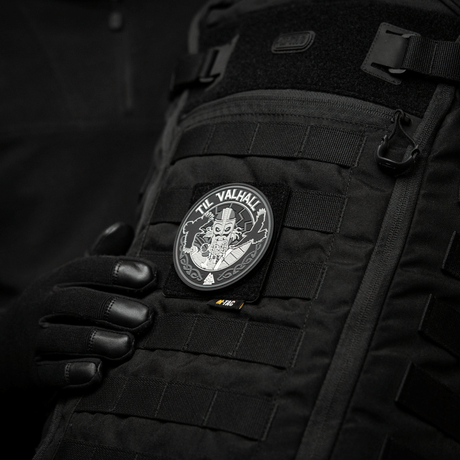 M-Tac Panel til Patches på MOLLE 80x85 monteret på sort taske med "Til Valhalla" patch for tæt og stabil fastgørelse.