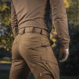 M-Tac Cobra Buckle Taktisk Bælte Laser Cut i brug i naturmiljø, passer til militær og politi.