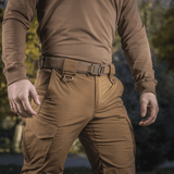 Mand iført M-Tac Cobra Buckle Taktisk Bælte Laser Cut i brunt tøj, ideelt til militær og politi