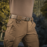 M-Tac Cobra Buckle Taktisk Bælte Laser Cut fastgjort på bukser i udendørs setting, ideelt til militær og politi.