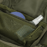 Nærbillede af M-Tac Toilettaske i grøn med indvendige rum til opbevaring af toiletartikler, lavet af vandafvisende 600D polyester.