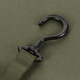 Nærbillede af krog fra M-Tac Toilettaske, praktisk til rejser, fremstillet af vandafvisende 600D polyester med PVC-belægning.