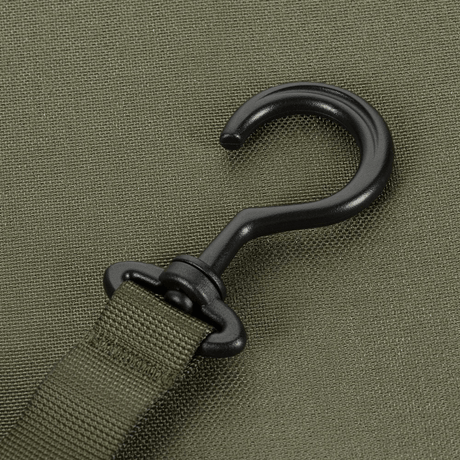 Nærbillede af krog fra M-Tac Toilettaske, praktisk til rejser, fremstillet af vandafvisende 600D polyester med PVC-belægning.
